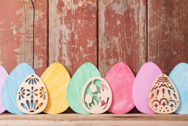 Ahşap arka plan üzerinde kağıt yumurta