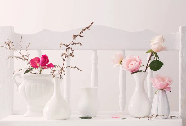 Růžové růže vintage dřevěné bílé police — Stock fotografie
