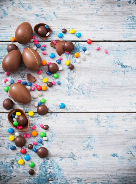 Csokoládé húsvéti tojás több mint fából készült háttér — Stock Fotó