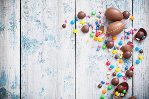 Ovos de Páscoa de chocolate sobre fundo de madeira — Fotografia de Stock