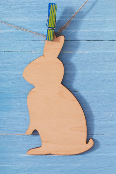 木制背景下的复活节木兔 — 图库照片