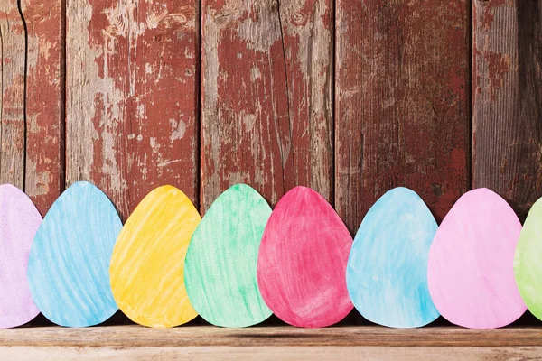 Ovos de papel de Páscoa em fundo de madeira — Fotografia de Stock