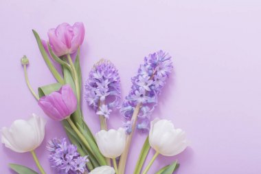 Kağıt arka plan üzerine güzel çiçekler