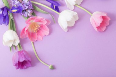 Kağıt arka plan üzerine güzel çiçekler