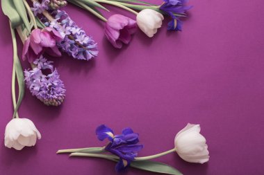 Kağıt arka plan üzerine güzel çiçekler