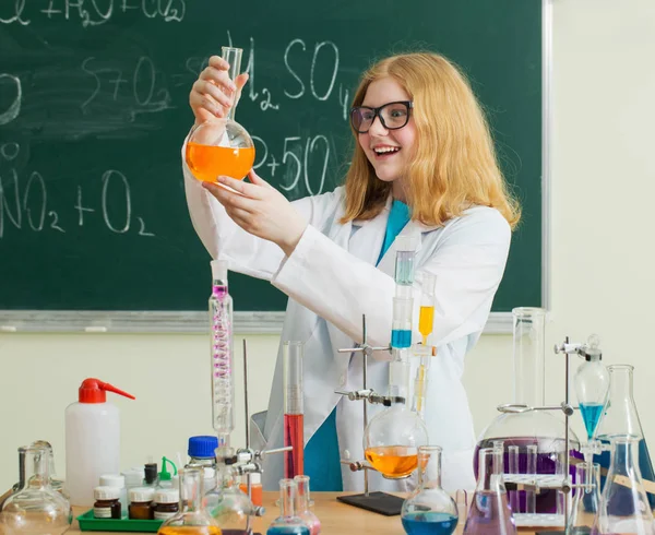 Chica hace un experimento químico en una lección de química — Foto de Stock