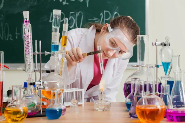 女の子は、化学の授業で化学実験をします。 — ストック写真
