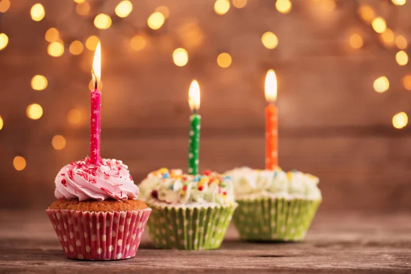 Cupcakes no escuro velho fundo de madeira — Fotografia de Stock