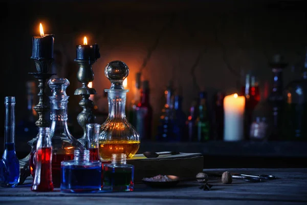 Sihirli iksir, eski kitaplar ve mumlar