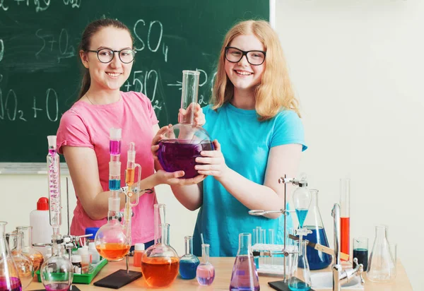 Deux filles faisant des expériences chimiques — Photo