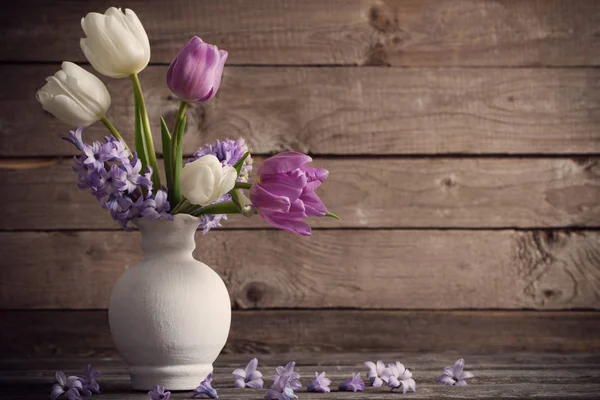 Flores de primavera em vaso no fundo de madeira velho — Fotografia de Stock