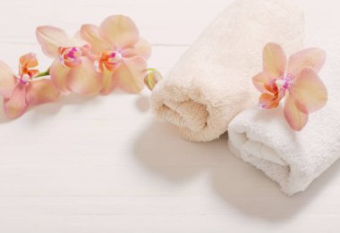 Orkide Beyaz ahşap zemin üzerinde havlu ile