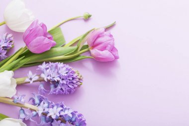 Kağıt arka plan üzerine güzel çiçekler