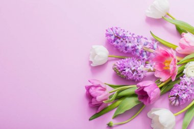 Kağıt arka plan üzerine güzel çiçekler