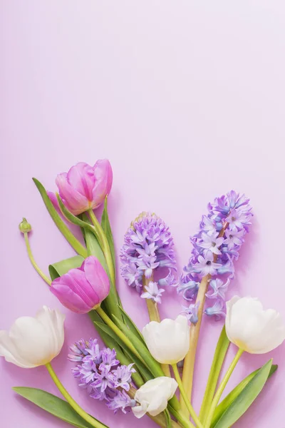 Mooie bloemen op achtergrond papier — Stockfoto