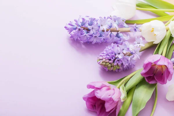 Mooie bloemen op achtergrond papier — Stockfoto