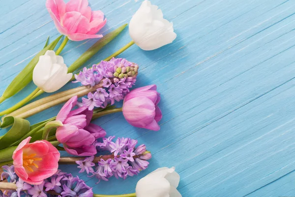 Schöne Frühlingsblumen auf blauem Holzhintergrund — Stockfoto