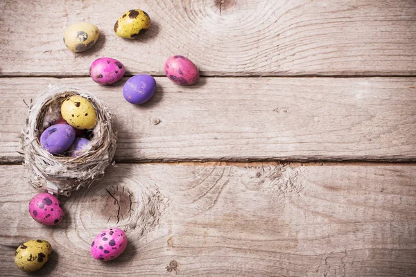 Uova di Pasqua in nido su sfondo di legno — Foto Stock