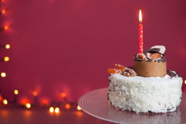 Yanan mumlu doğum günü pastası