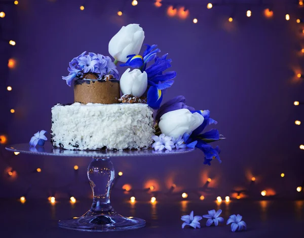 Tarta de cumpleaños con flores —  Fotos de Stock