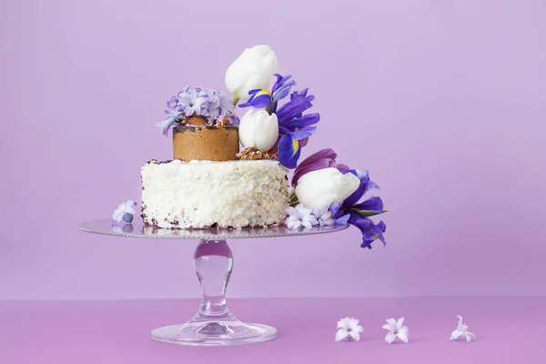 Bahar çiçekleri ile pasta — Stok fotoğraf