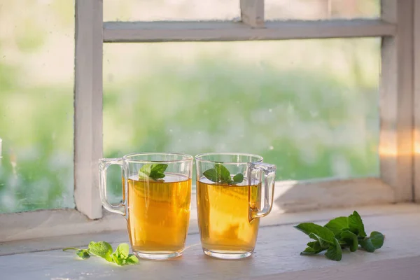 Herbata w szklanki na stary parapet — Zdjęcie stockowe