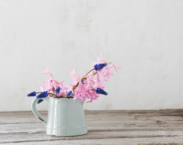 グランジ背景に青の水差しの春の花 — ストック写真
