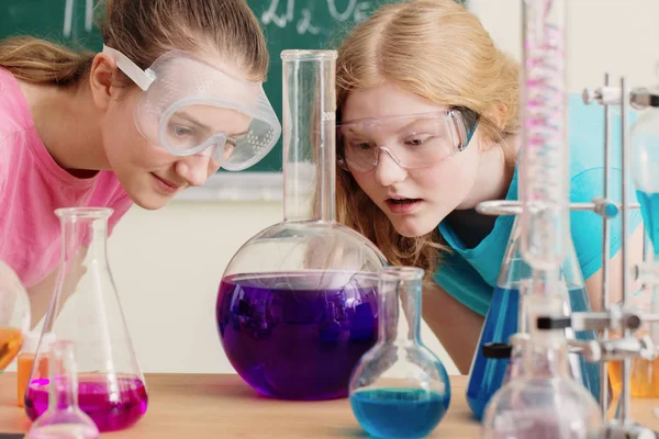 Dwie dziewczyny robią eksperymenty chemiczne — Zdjęcie stockowe