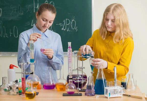 Deux filles faisant des expériences chimiques — Photo