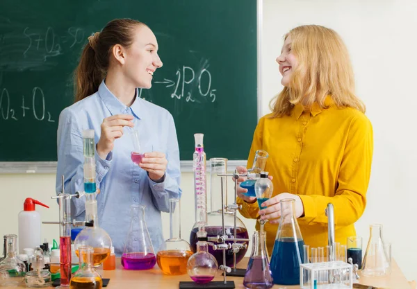 Två tjejer gör kemiska experiment — Stockfoto