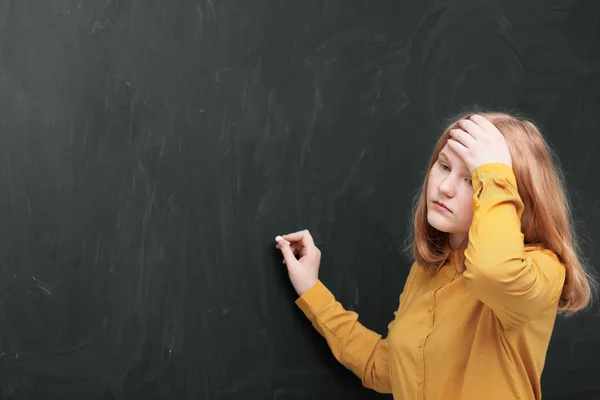 Blackboard bir kıza — Stok fotoğraf