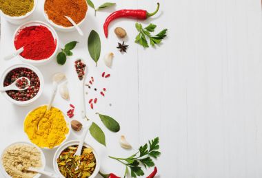 baharat beyaz zemin üzerine