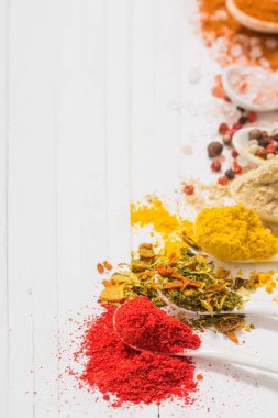 baharat beyaz zemin üzerine