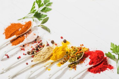 baharat beyaz zemin üzerine