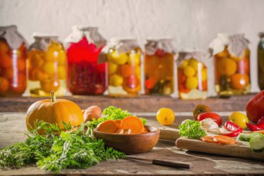 kavanozlarda konserve ve taze sebzeler