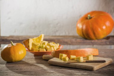 Tahta masadaki balkabakları