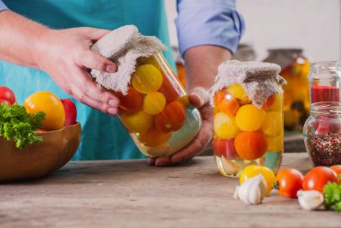 elinde sebze konserveler