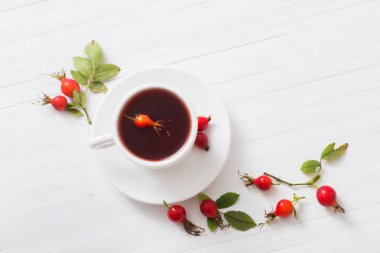 çay bir dogrose ahşap arka plan üzerinde çilek ile