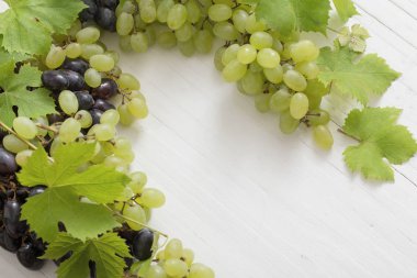 Beyaz ahşap masa üzerinde üzüm