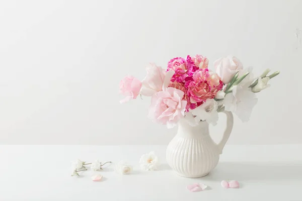 Roze en witte bloemen in vaas op witte achtergrond — Stockfoto