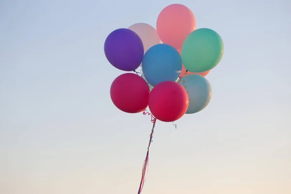 Воздушные шары на фоне неба — стоковое фото