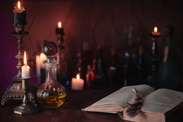 魔力药水、 古籍和深色背景上的蜡烛 — 图库照片