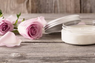 eski ahşap masa üzerinde pembe Güllü kozmetik krem