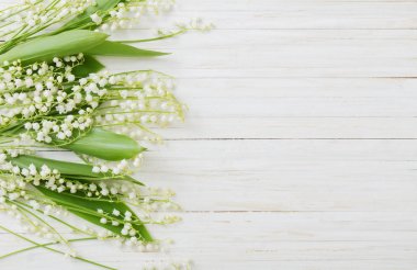 Beyaz ahşap arka planda bahar çiçekleri