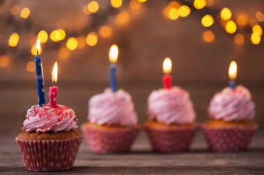 cupcakes karanlık eski ahşap arka plan üzerinde