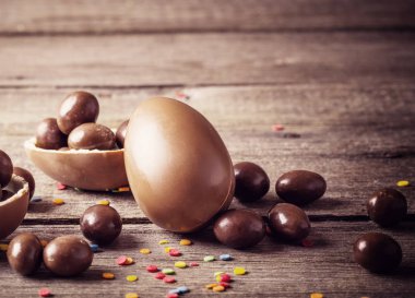 Tahta Arkaplanda Çikolatalı Paskalya Yumurtaları