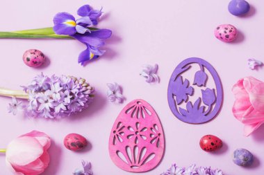Bahar çiçekli Paskalya yumurtaları