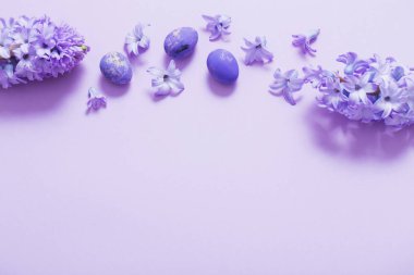Bahar çiçekli Paskalya yumurtaları