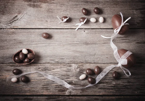 Huevos de Pascua de chocolate sobre fondo de madera —  Fotos de Stock