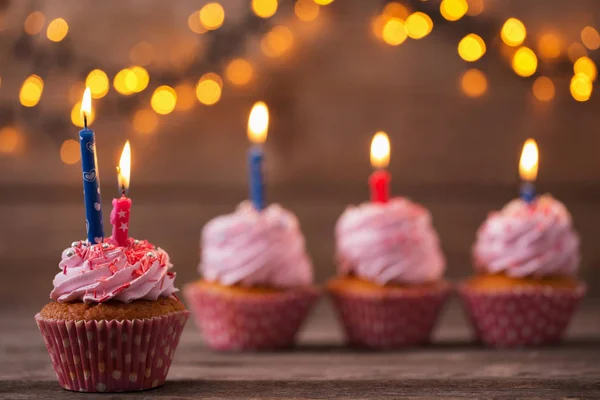 Cupcakes op donkere oude houten achtergrond — Stockfoto